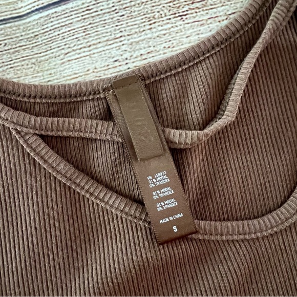 Skims Cutout Ribbed Tank - Picture 3 of 7